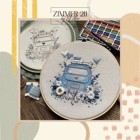 Detailreiche Stickerei eines hellblauen Hochzeitsbusses mit Blumen und Herz-Ballons im Stickrahmen, präsentiert mit Aquarellfarben und Stickgarn – Stickvorlage von Zimmer211.