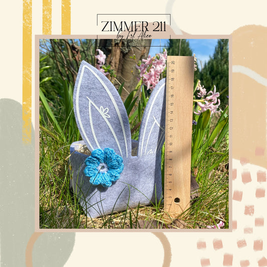 Größenvergleich eines geplotteten Hasenkörbchens aus grauem Filz mit einem Lineal, ca. 20 cm hoch, DIY Osterdeko Idee.