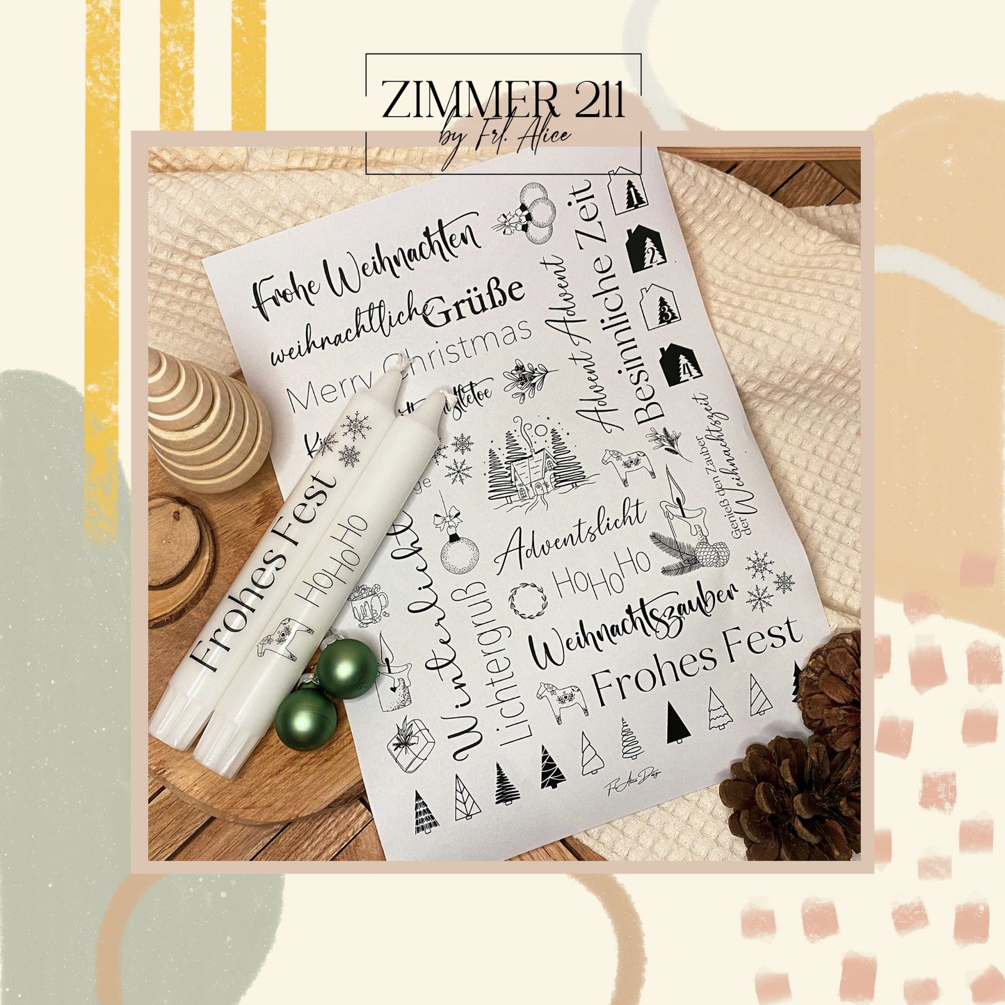 Produktübersicht der Kerzentattoo-Vorlage 'Zimmer 211' neben fertig dekorierten Kerzen, Tannenzapfen und Weihnachtsdekoration auf einem Holzteller.