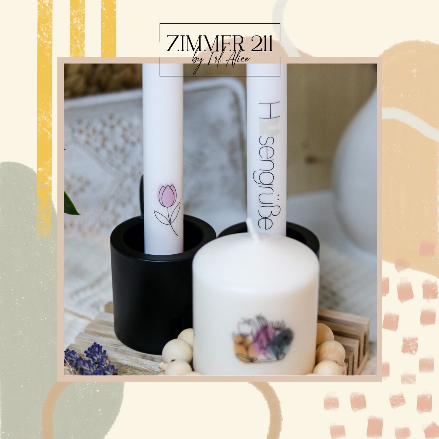 Dekorierte Osterkerzen von Zimmer 211: Eine Stabkerze mit Tulpe, eine mit dem Schriftzug Hasengrüße und eine Stumpenkerze mit farbigem Blumen-Motiv