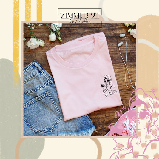 Rosa Damen-T-Shirt mit einem kleinen Brust-Print einer Frau mit Weinglas im Line-Art-Stil. Modernes Plotterdesign für sommerliche Kleidung.