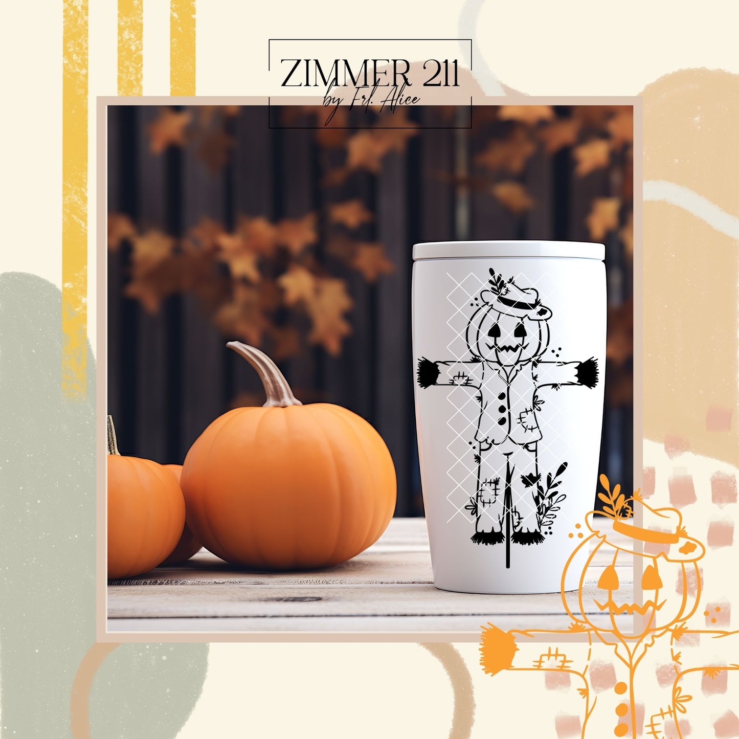 Weißer Kaffeebecher (Tumbler) mit schwarzem Vogelscheuchen-Aufdruck auf einem Holztisch vor herbstlichem Blätterhintergrund.