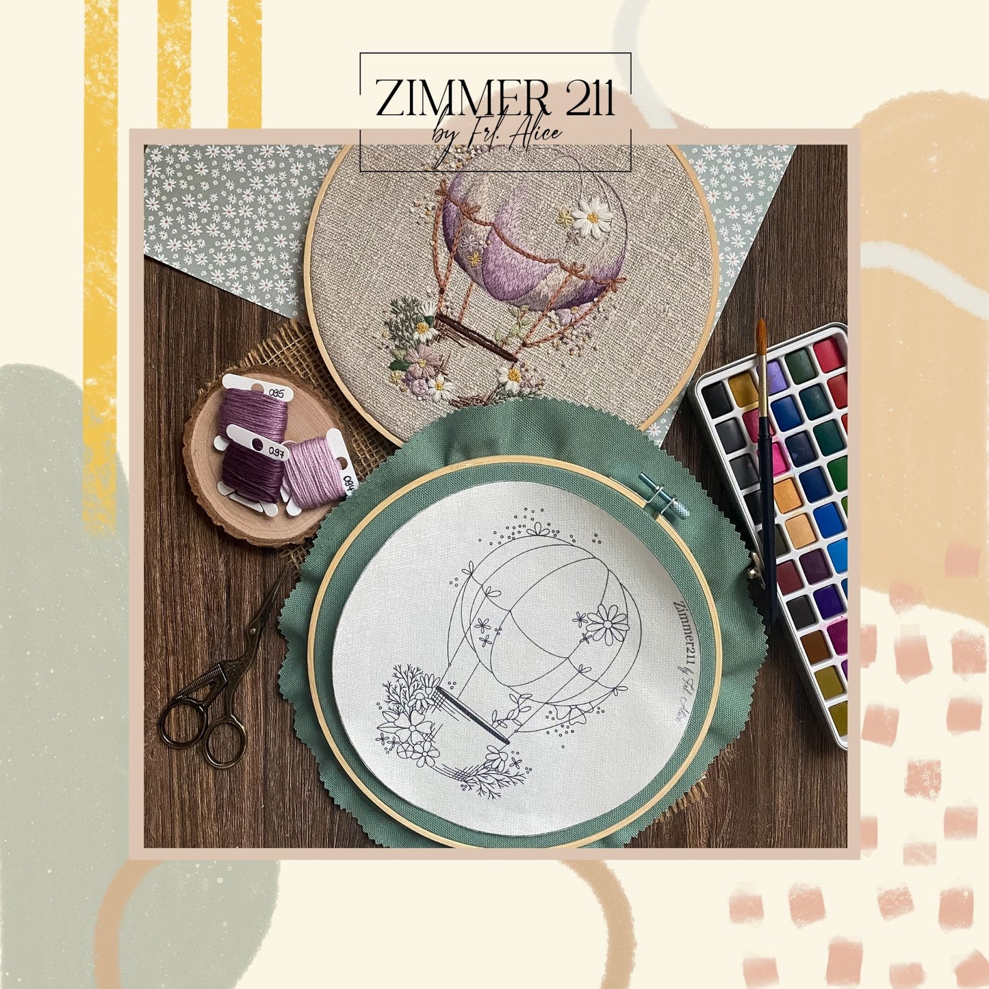 DIY-Stickset-Präsentation von Zimmer211: Ein Stickrahmen mit einer schwarzen Linien-Vorlage eines Heißluftballons auf weißem Stoff (unten) im direkten Vergleich zu einem fertig bestickten Modell in Lila- und Pastelltönen auf naturfarbenem Leinen (oben). Umrahmt von Bastelutensilien wie Stickgarn, einer Vintage-Schere und einem Aquarellkasten auf einer rustikalen Holzoberfläche.