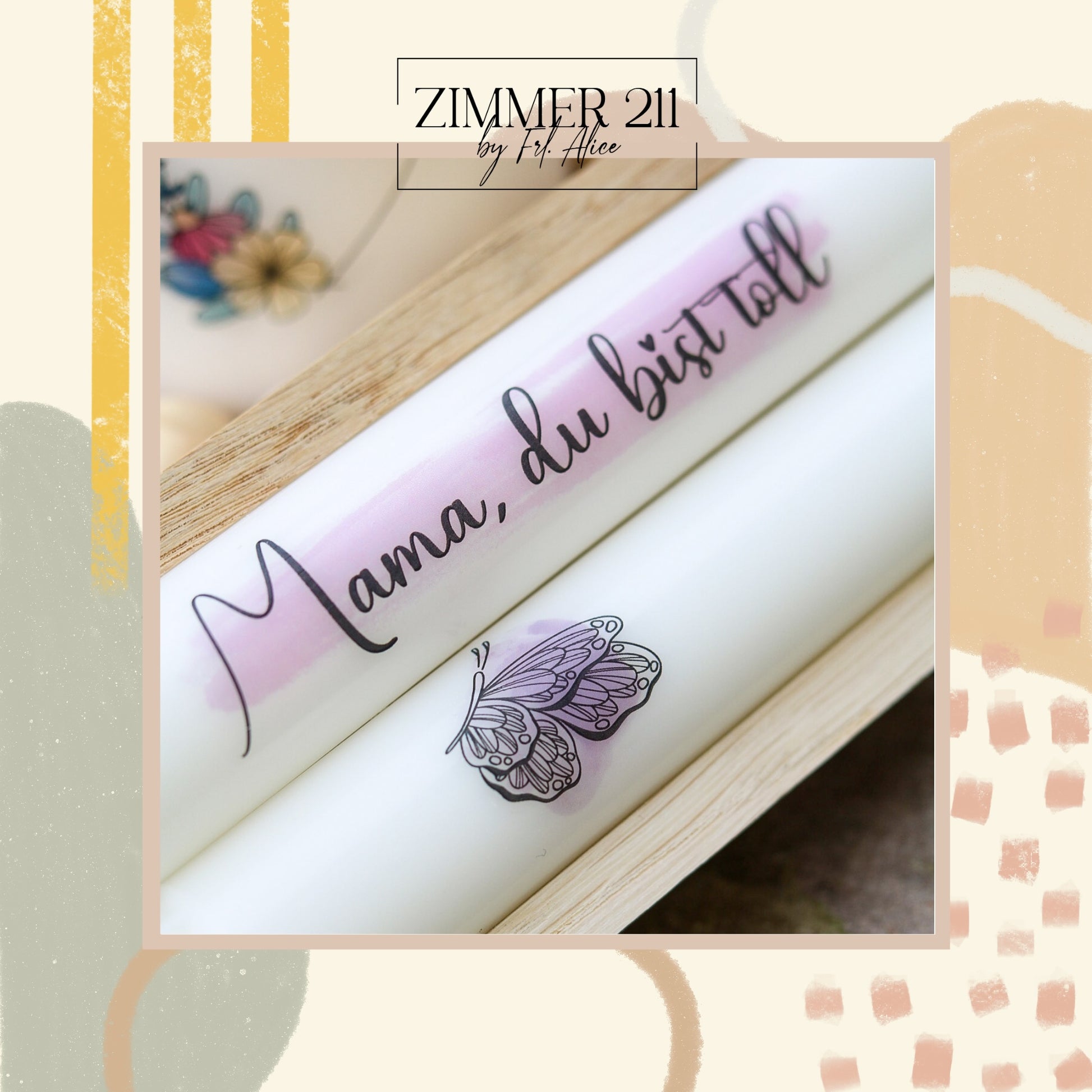 Nahaufnahme Stabkerzen Spruch Mama, du bist toll und filigraner Schmetterling in Holzhalter