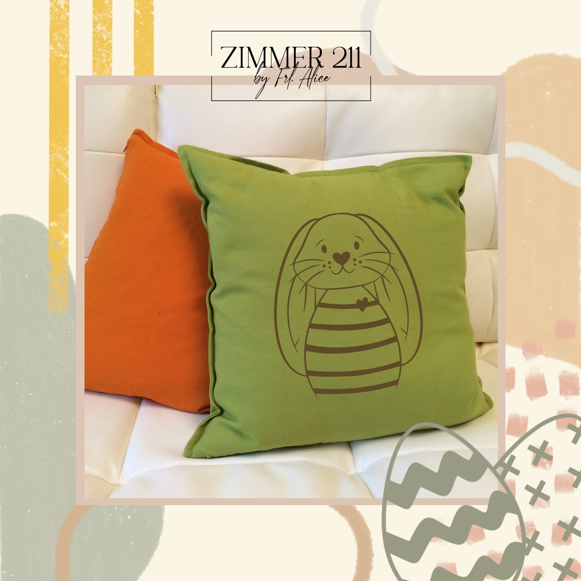 Wohninspiration zu Ostern: Grünes Dekokissen mit dem geplotteten Hasen-Design vor einem orangenen Kissen auf einem Sofa.
