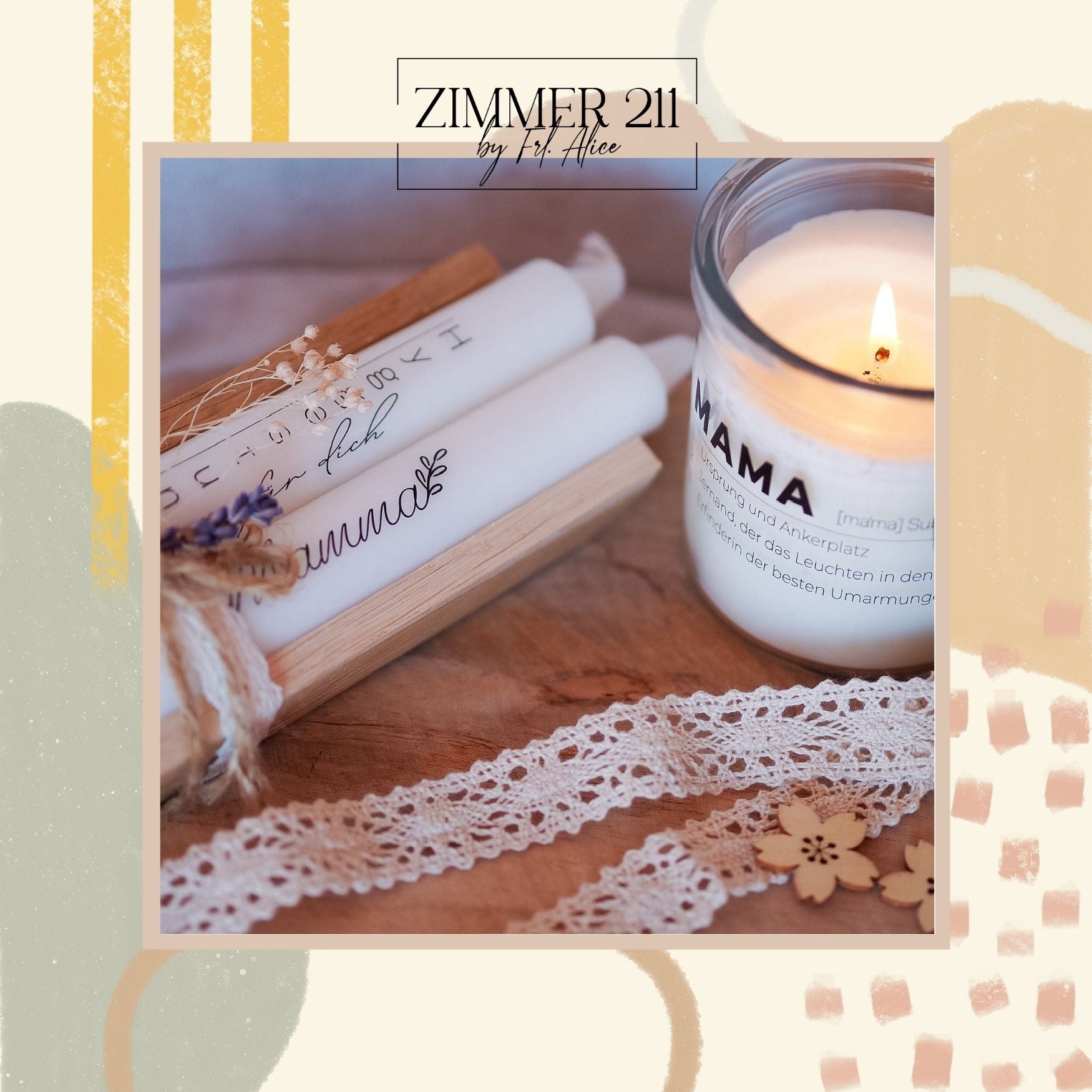 Handgefertigte Geschenke für Mama: Eine brennende Duftkerze im Glas mit Mama-Definition und verzierte Stabkerzen auf einem Holztablett mit Spitze.