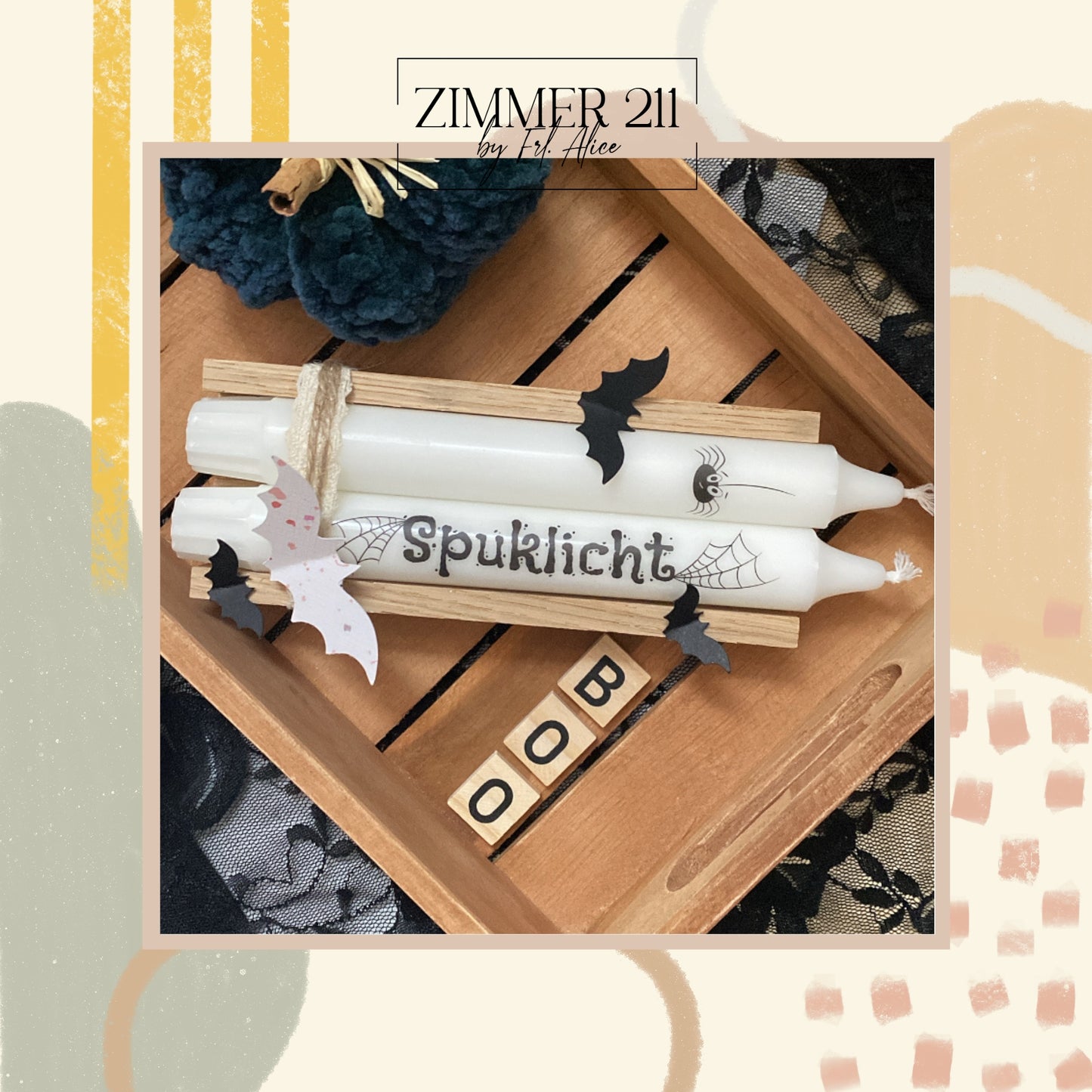 Zwei verzierte Halloween-Kerzen in einer Holzbox mit schwarzer Fledermaus-Deko und dem Schriftzug Spuklicht