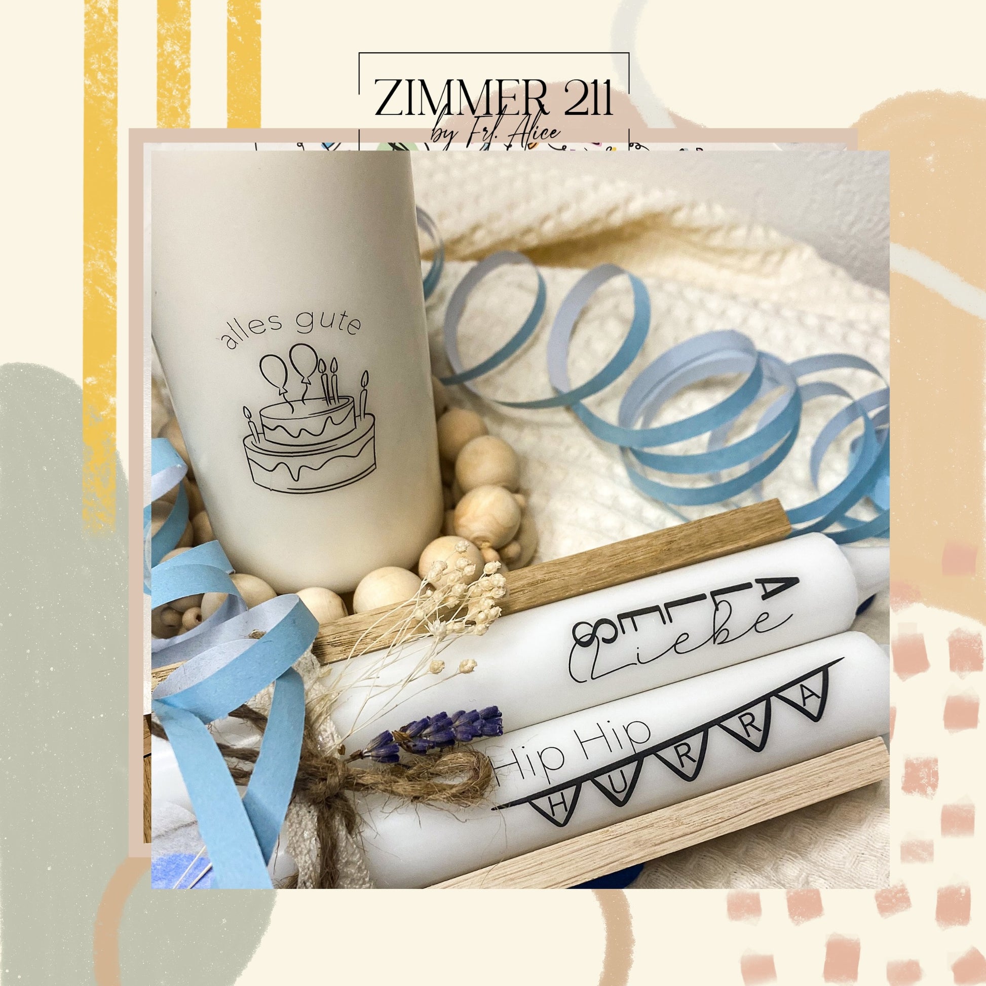 Dekoratives Arrangement einer Stumpenkerze mit Torten-Motiv 'Alles Gute' und Stabkerzen mit modernen Lettering-Tattoos in einer gemütlichen Kulisse mit Holzperlen