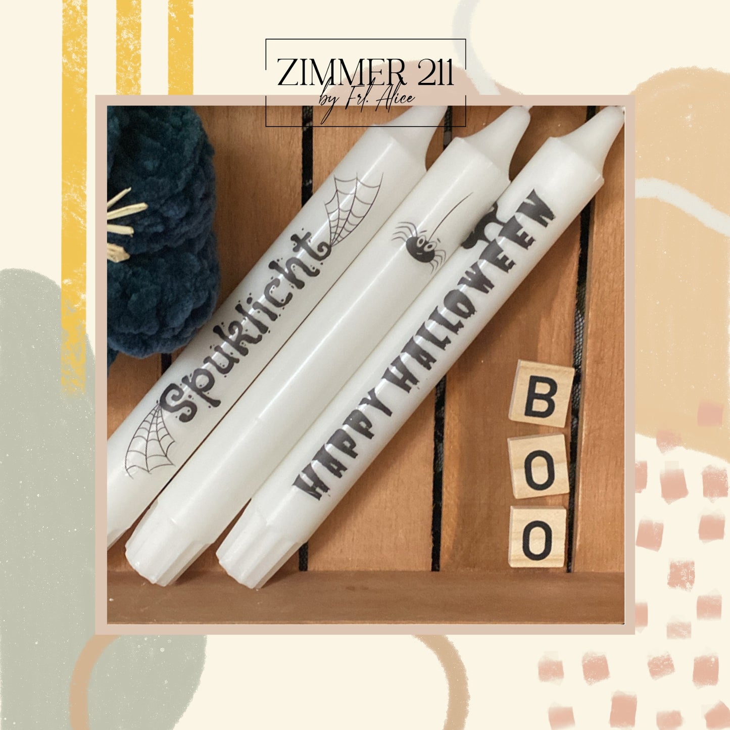 Weiße Kerzen mit schwarzen Halloween-Motiven: Spuklicht mit Spinnennetz und Happy Halloween Schriftzug mit einer Spinne