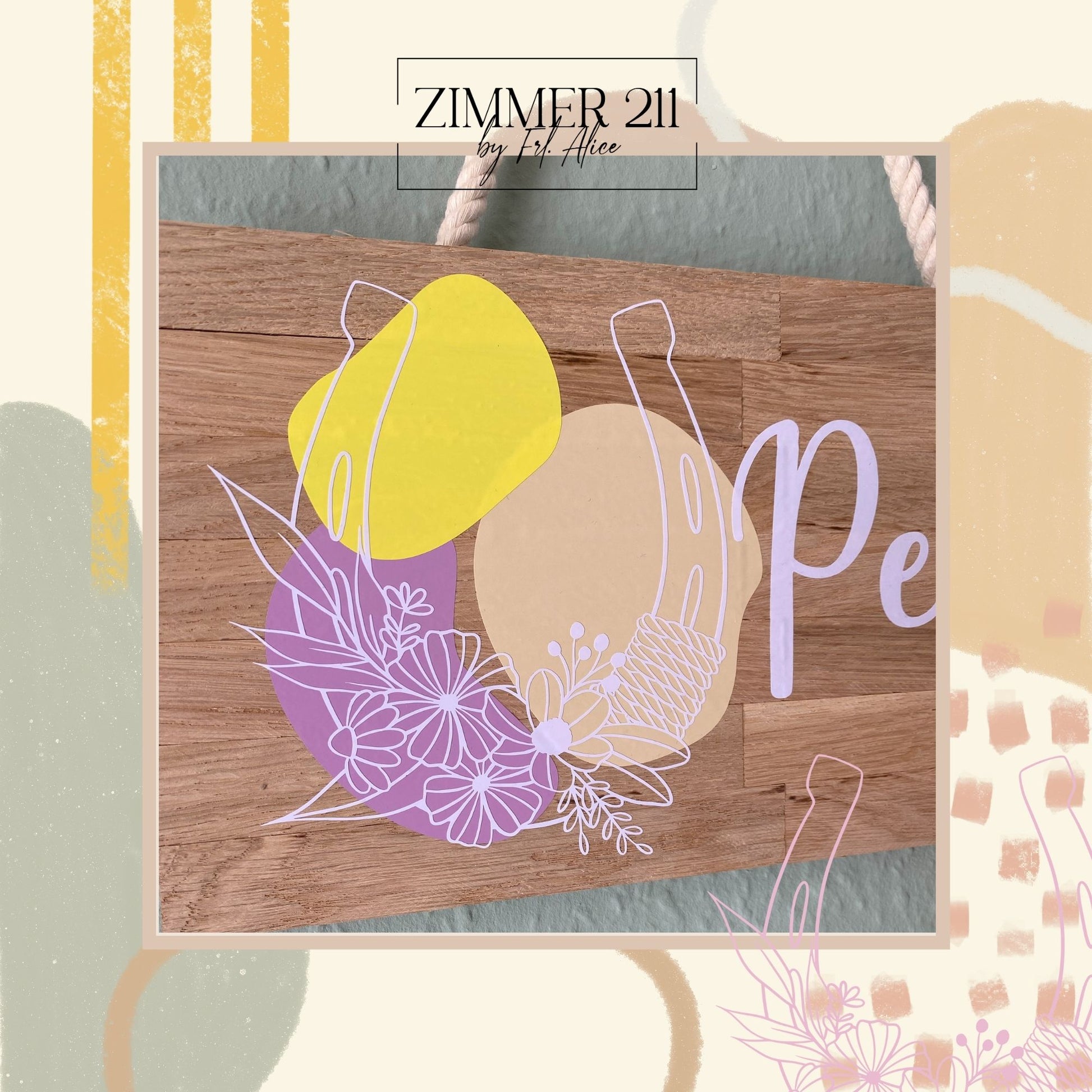 Nahaufnahme eines Holzschildes mit dem Wort "Pferd" und einem floralen Hufeisen-Motiv in bunten Pastellfarben aus Plotterfolie.