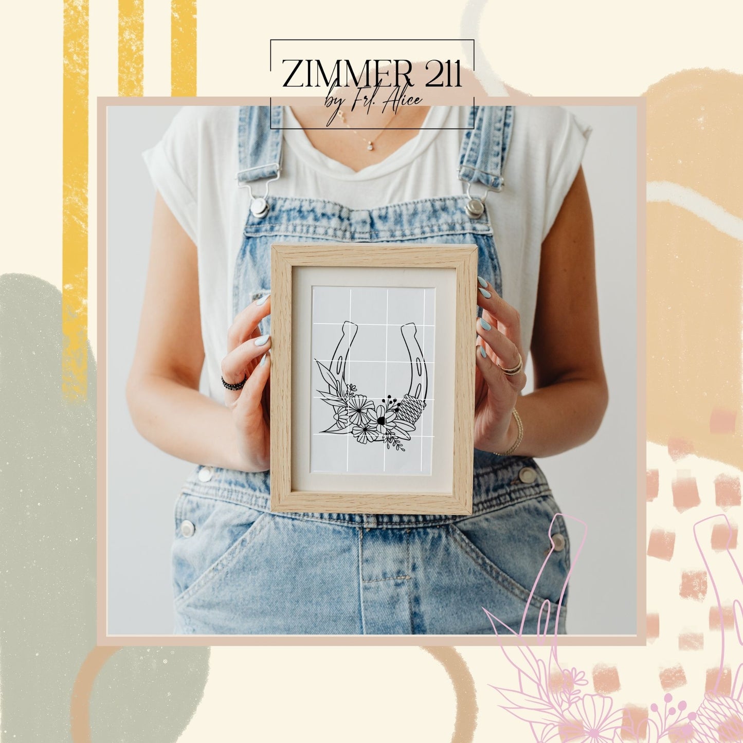 Eine Person hält ein gerahmtes Poster mit dem handgezeichneten Hufeisen-Motiv – minimalistische Wanddeko für Reiter und Stall-Besitzer.