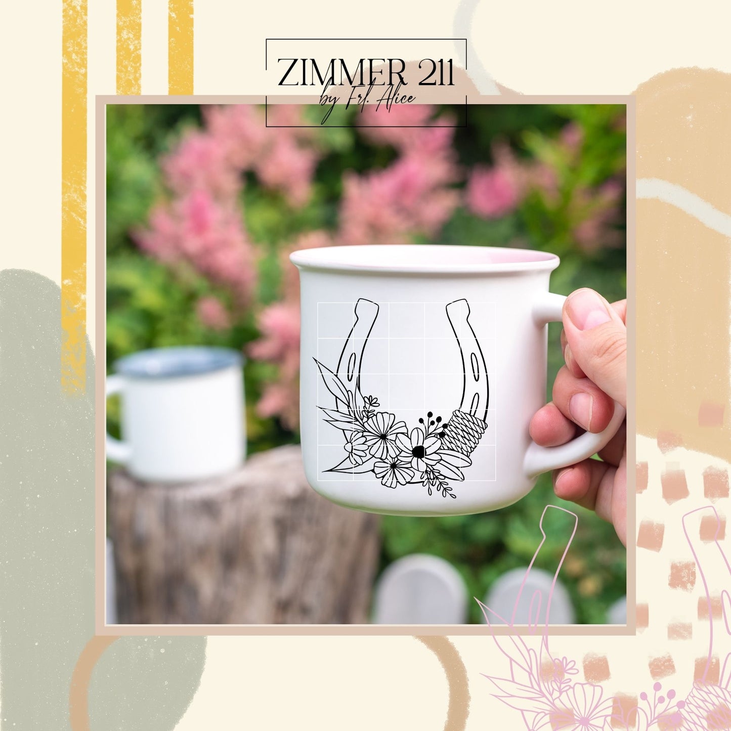 Weiße Emaille-Tasse mit schwarzem Hufeisen-Plotterdesign vor einem blühenden Garten – ideales Geschenk für Pferdeliebhaber.
