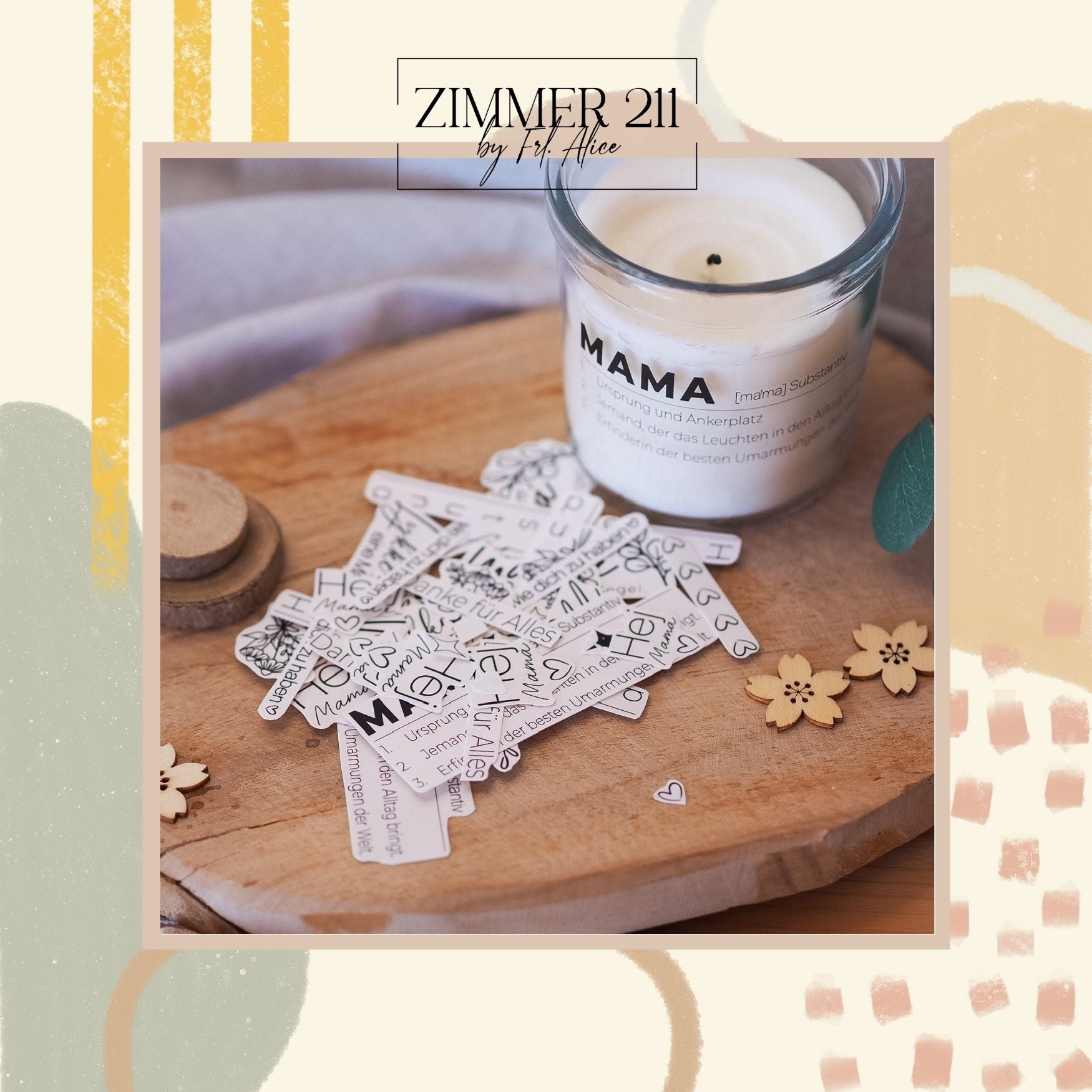 Personalisierte Kerze im Glas mit der Aufschrift „MAMA Substantiv“ umgeben von kleinen DIY-Kerzentattoo-Schnipseln auf einer Holzscheibe.