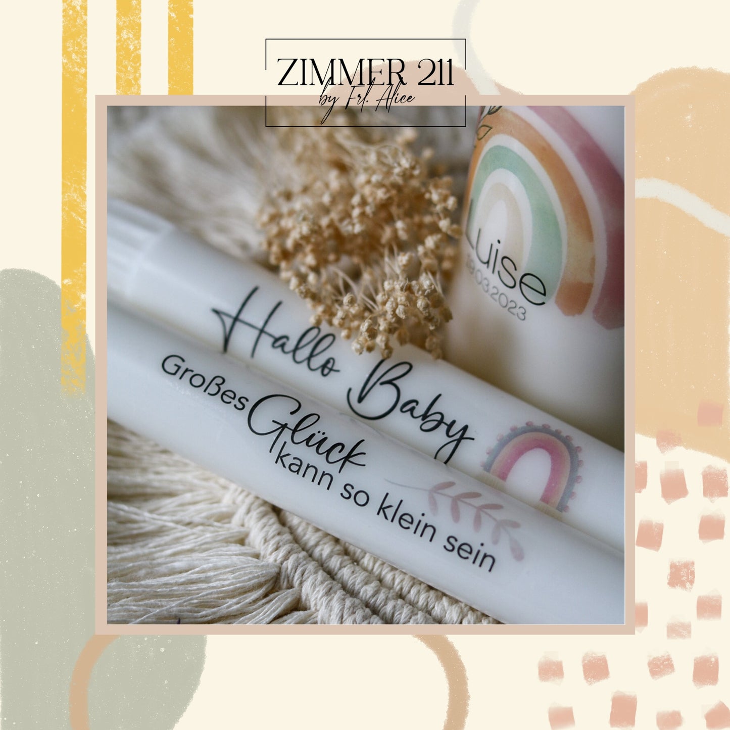 Detailansicht von weißen Stabkerzen, verziert mit Kerzenstickern: Regenbogen-Motiv und Schriftzüge Hallo Baby sowie Großes Glück kann so klein sein.