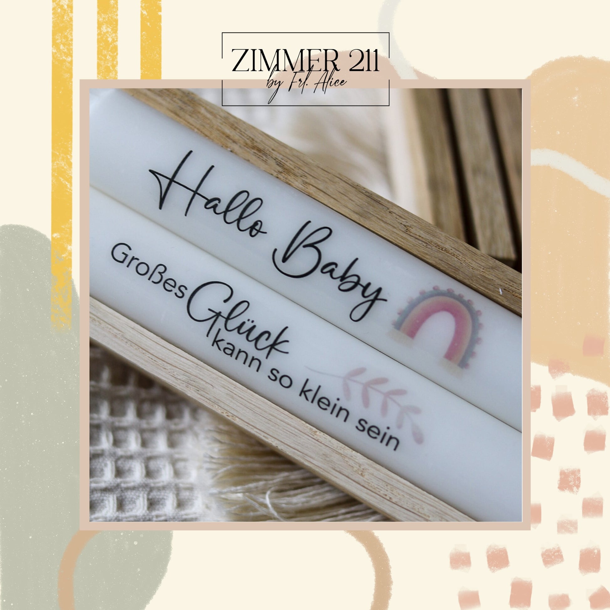 Nahaufnahme von zwei Stabkerzen in einer Holzhalterung mit den Taufspruch-Motiven Hallo Baby und Regenbogen in sanften Boho-Farben.