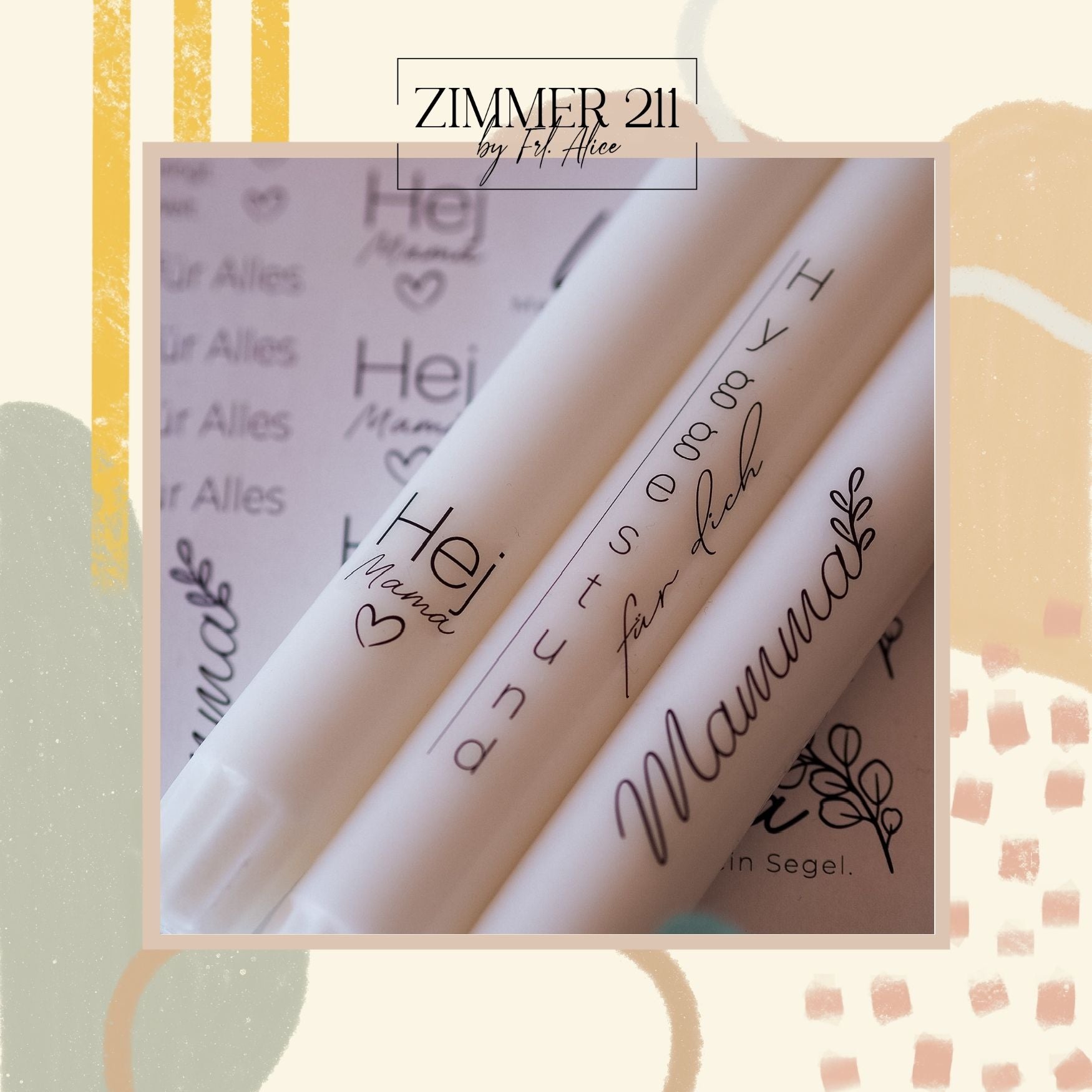 Nahaufnahme von weißen Stabkerzen, beschriftet mit Kerzentattoos „Hej Mama“, „Hyggestund für dich“ und „Mamma“ in eleganter Typografie.