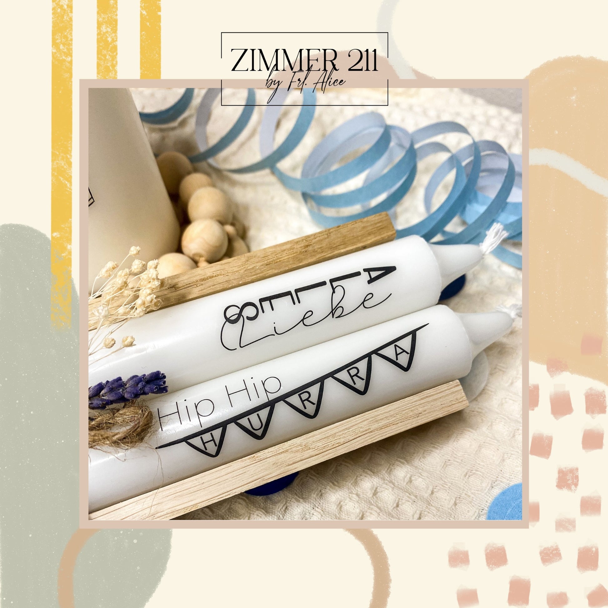 Nahaufnahme von zwei Stabkerzen mit den Aufschriften 'Liebe' und 'Hip Hip Hurra' im Wimpel-Design, passend als DIY-Geschenkidee zum Geburtstag.
