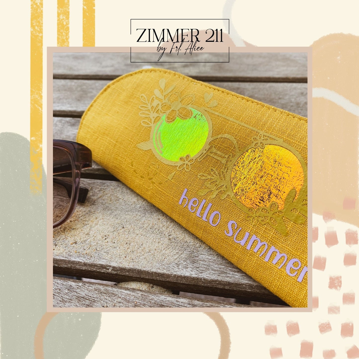 Produktfoto eines handgefertigten Brillenetuis von „Zimmer 211 by Frl. Alice“. Das Etui besteht aus einem senfgelben Stoff in Leinenoptik und liegt auf einem rustikalen Holztisch mit etwas Sand. Es ist mit einem geplotteten Brillen-Motiv verziert, dessen Gläser mit schimmernder Hologramm-Folie (Grün und Orange) hinterlegt sind. Darunter steht der lilafarbene Schriftzug „hello summer“. Links im Bild ist der Bügel einer Sonnenbrille zu sehen.